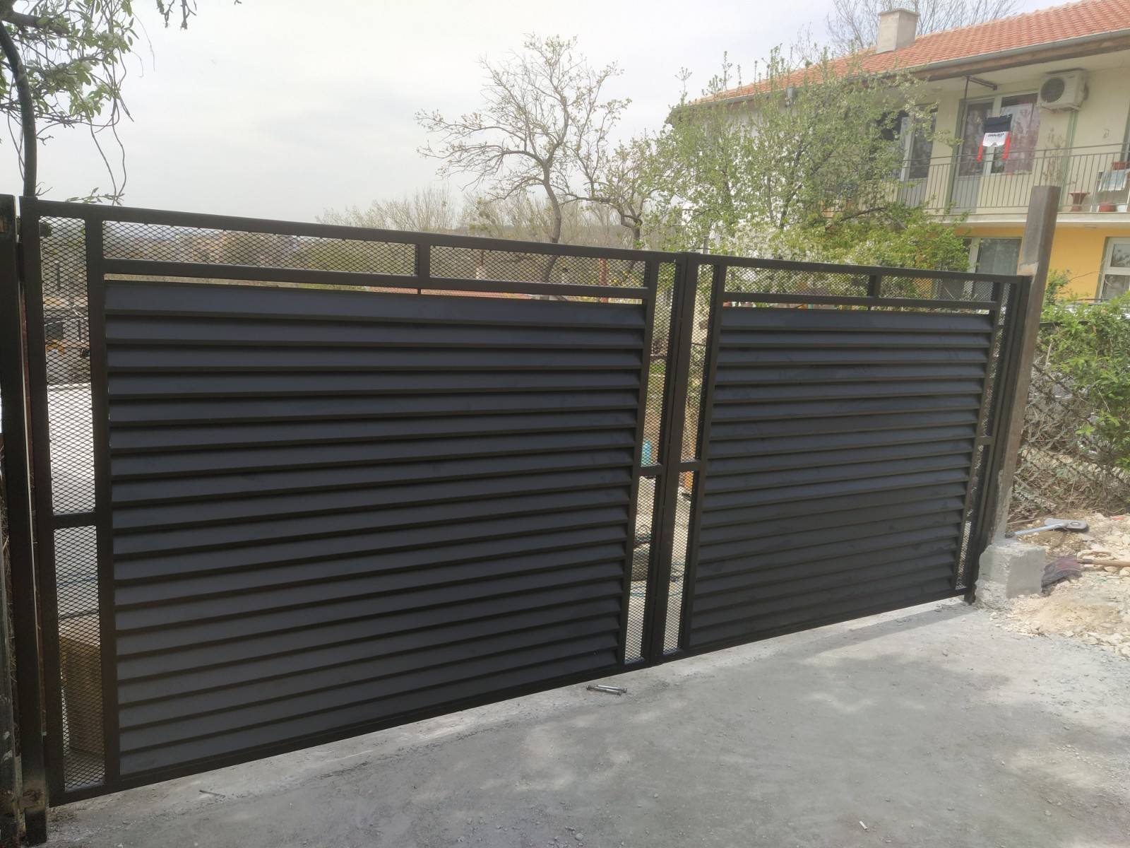 Изработка и монтаж на метални дворни врати на изгодни цени за град Варна